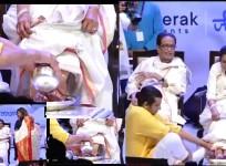 Sonu Nigam, kisses and washes veteran singer Asha Bhosle's feet at an event
