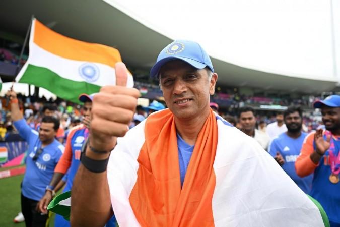 Dravid refuses extra Rs 2.5 cr bonus, opts for equal reward for support staff