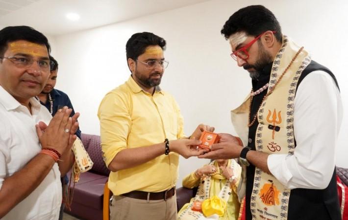 Jaya Bachchan, Abhishek Bachchan, Shweta Nanda visit Kashi Vishwanath temple Jaya Bachchan, Abhishek Bachchan, Shweta Nanda visit Kashi Vishwanath temple