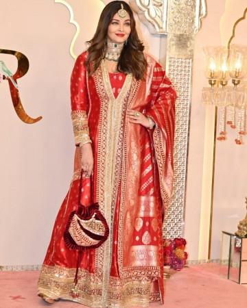 Aishwarya- Aaradhya hug, kiss Rekha amid rumours of rift with Bachchan's; SRK, Deepika greet Rajnikant, Big B at Anant- Radhika wedding Aishwarya- Aaradhya hug, kiss Rekha amid rumours of rift with Bachchan's; SRK, Deepika greet Rajnikant, Big B at Anant- Radhika wedding