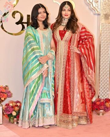 Aishwarya- Aaradhya hug, kiss Rekha amid rumours of rift with Bachchan's; SRK, Deepika greet Rajnikant, Big B at Anant- Radhika wedding Aishwarya- Aaradhya hug, kiss Rekha amid rumours of rift with Bachchan's; SRK, Deepika greet Rajnikant, Big B at Anant- Radhika wedding