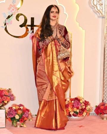 Aishwarya- Aaradhya hug, kiss Rekha amid rumours of rift with Bachchan's; SRK, Deepika greet Rajnikant, Big B at Anant- Radhika wedding Aishwarya- Aaradhya hug, kiss Rekha amid rumours of rift with Bachchan's; SRK, Deepika greet Rajnikant, Big B at Anant- Radhika wedding