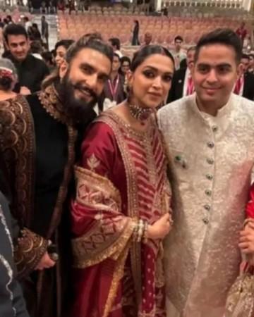 Abhishek Bachchan joined Aishwarya Rai, and Aaradhya during Ambani's wedding after posing with Big B and his family Abhishek Bachchan joined Aishwarya Rai, and Aaradhya during Ambani's wedding after posing with Big B and his family