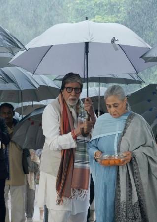 Big B holds an umbrella for wifey Jaya Bachchan Big B holds an umbrella for wifey Jaya Bachchan