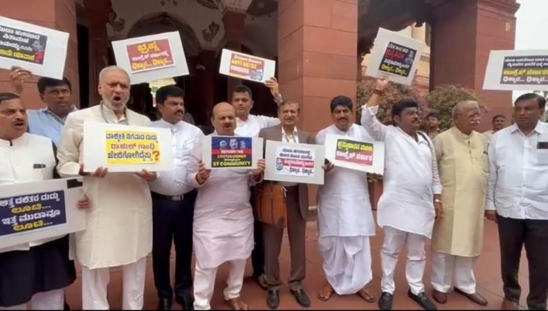 BJP, JD(S) MPs protest in Delhi demanding CM Siddaramaiah's resignation BJP, JD(S) MPs protest in Delhi demanding CM Siddaramaiah's resignation