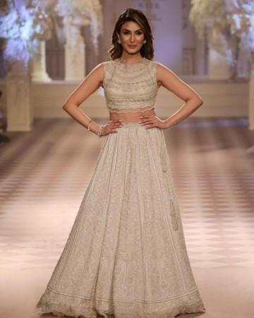 India Couture Week: Riddhima Kapoor Sahni walks the ramp, gets a shout-out from mom Neetu Kapoor India Couture Week: Riddhima Kapoor Sahni walks the ramp, gets a shout-out from mom Neetu Kapoor