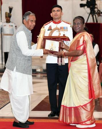 President Droupadi Murmu Confers Bharat Ratna, The Country's Highest Civilian Honour, On Former Bihar Chief Minister Karpoori Thakur President Droupadi Murmu Confers Bharat Ratna, The Country's Highest Civilian Honour, On Former Bihar Chief Minister Karpoori Thakur