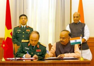 New Delhi, MoU signing, Rajnath Singh, Phan Van Giang,Union Defence Minister Rajnath Singh and Chief of General Staff, Vietnam People's Army and Deputy Minister of National Defence Lt. Gen. Phan Van Giang witness the signing of a Memorandum of Understanding (MoU) between Defence Institute of Advanced Technology (DIAT), India and Military Technical Academy (MTA), Vietnam on Cooperation in Education and Scientific Research New Delhi, MoU signing, Rajnath Singh, Phan Van Giang,Union Defence Minister Rajnath Singh and Chief of General Staff, Vietnam People's Army and Deputy Minister of National Defence Lt. Gen. Phan Van Giang witness the signing of a Memorandum of Understandi