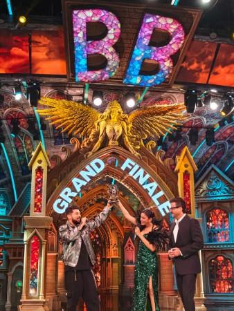 'Come to me baby': Sana Makhbul beams with joy, does happy dance as she gets crowned as winner of Bigg Boss OTT 3 [Watch]