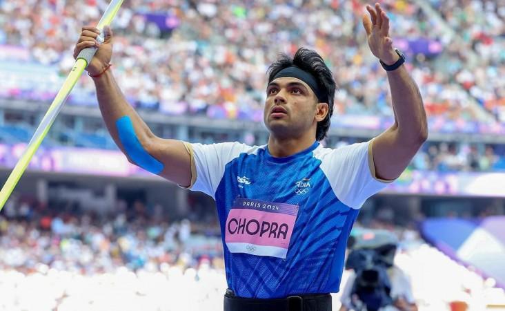 'Chin up, smile, Golden Boy': Fans cheer Neeraj Chopra as he gets emotional after winning silver medal; hugs Pak's Arsahd Nadeem after Javelin throw 'Chin up, smile, Golden Boy': Fans cheer Neeraj Chopra as he gets emotional after winning silver medal; hugs Pak's Arsahd Nadeem after Javelin throw