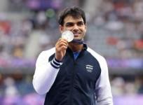 'Of love, hugs and victory': Abhishek Bachchan hugs emotional Neeraj Chopra; Lara Dutta, Mahesh Bhupathi posed with silver medalist