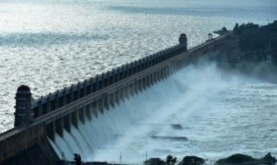 Flood alert in Andhra as chain link of Tungabhadra dam's gate snaps Flood alert in Andhra as chain link of Tungabhadra dam's gate snaps