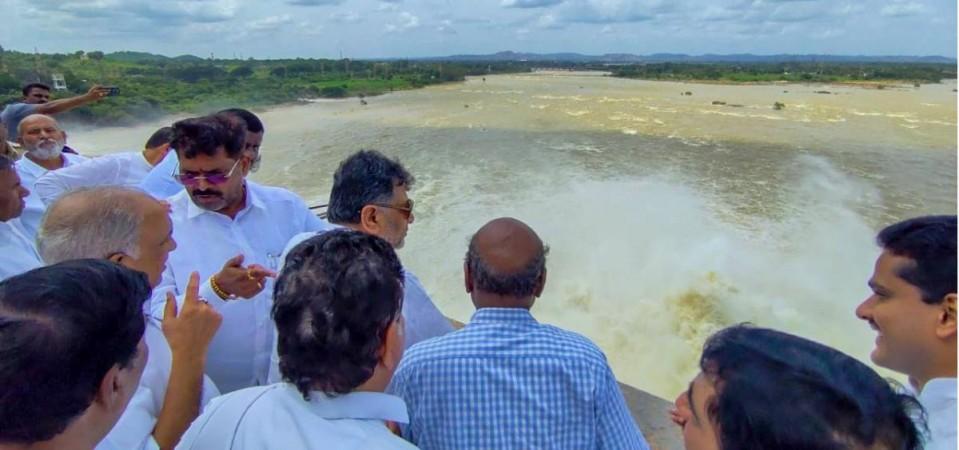 Deputy Chief Minister of Karnataka DK Shivkumar inspects the Tungabhadra Dam Deputy Chief Minister of Karnataka DK Shivkumar inspects the Tungabhadra Dam