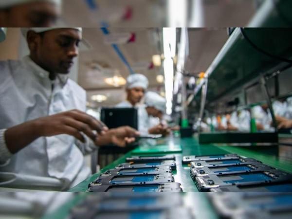 India mobile phone exports reach $6.5 billion in April-July, iPhones lead