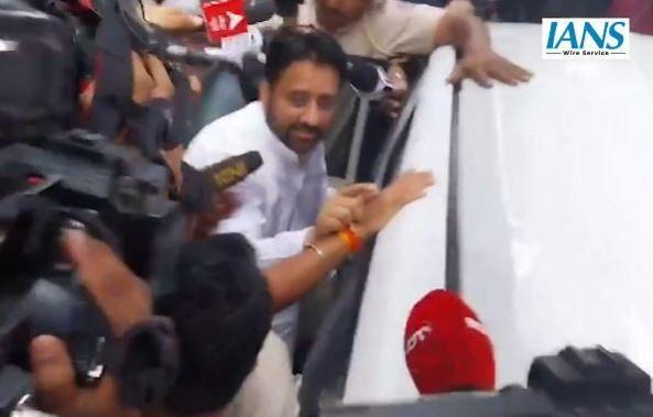 ED arrests AAP MLA Amanatullah Khan following raid at his home ED arrests AAP MLA Amanatullah Khan following raid at his home