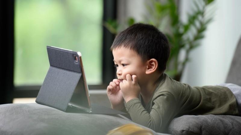 Too much screen time can affect kids' language skills Too much screen time can affect kids' language skills