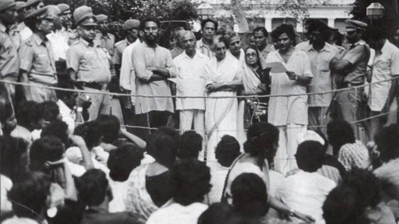JNUSU President Sitaram Yechury reading out demands to Indira Gandhi JNUSU President Sitaram Yechury reading out demands to Indira Gandhi