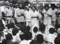 JNUSU President Sitaram Yechury reading out demands to Indira Gandhi