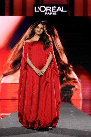 'Dirty dressing, looks like a curtain': Aishwarya Rai's satin off-shoulder red maxi ballon outfit disappoints; fans impressed with her grace, face card 'Dirty dressing, looks like a curtain': Aishwarya Rai's satin off-shoulder red maxi ballon outfit disappoints; fans impressed with her grace, face card