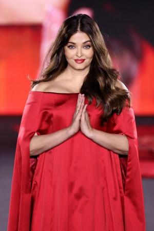 Aishwarya Rai's satin off-shoulder red maxi ballon outfit disappoints; fans impressed with her grace, face card Aishwarya Rai's satin off-shoulder red maxi ballon outfit disappoints; fans impressed with her grace, face card