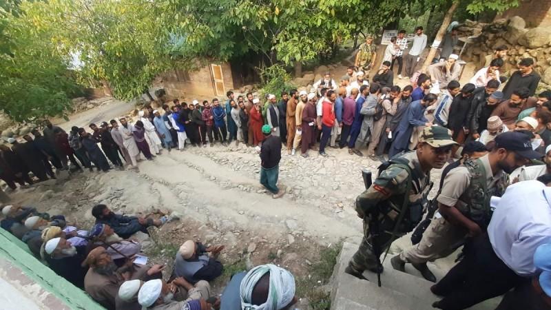 Election fervour is at its peak. Large number of voters reaching polling stations and casting their vote in Ganderbal in Kashmir. second phase of polling