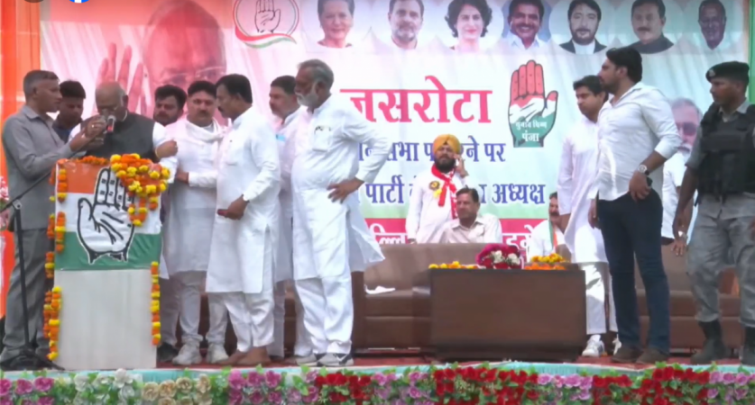 Congress leaders providing assistance to party chief Mallikarjun Kharge who became unwell while addressing a rally at Kathua in J&K Mallikarjun Kharge
