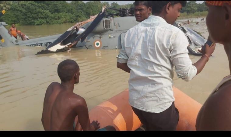 IAF helicopter makes emergency landing in Bihar's Muzaffarpur IAF helicopter makes emergency landing in Bihar's Muzaffarpur