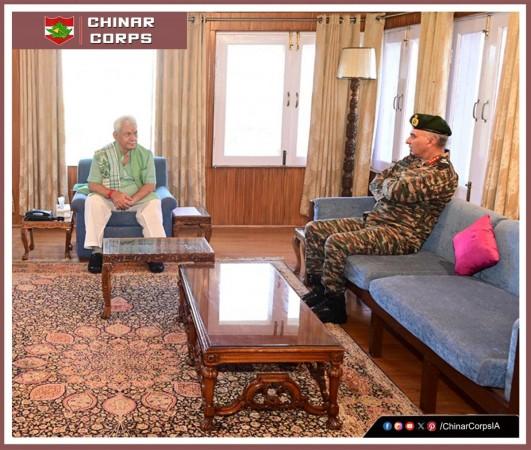 15th Corps Commander called on Lieutenant Governor, Manoj Sinha at Raj Bhawan. During the interaction, Corps Commander briefed the LG, outlining the prevailing security situation along the LoC and the ongoing counter-terrorism operations in the hinterland. GoC 15 corps