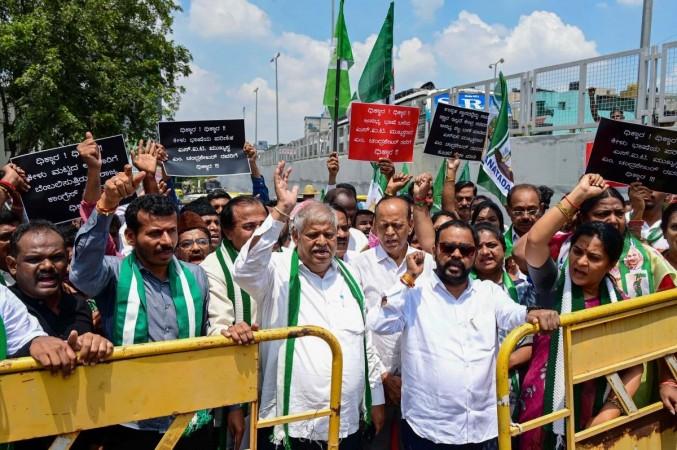 JD(S) leaders holds a protest against SIT Chief M. Chandrashekar JD(S) leaders holds a protest against SIT Chief M. Chandrashekar