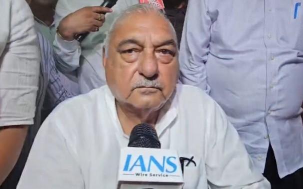 Hooda confident of Cong winning Haryana polls with 'absolute majority', rejects early trends Hooda confident of Cong winning Haryana polls with 'absolute majority', rejects early trends