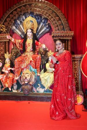 'Rude, arrogant': Rashami Desai warns paps to not shout as she attends Durga puja with family; actor body shamed as she wears red saree [Reactions]