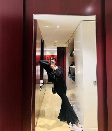 An all-black look is always for the win and how! Alia- Paris pics 3