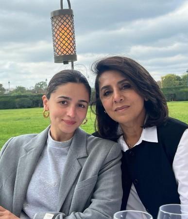 The sweetest mother and daughter-in-law of B-town serving some serious winter fashion goals. Alia- Paris pics 4