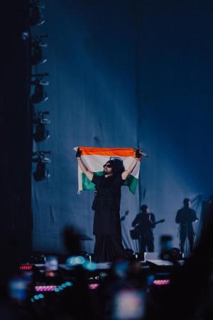 'Ye mera desh, mera ghar hai': Diljit Dosanjh's concert starts late; singer waves Indian national flag, lemon man steals the show [Watch]