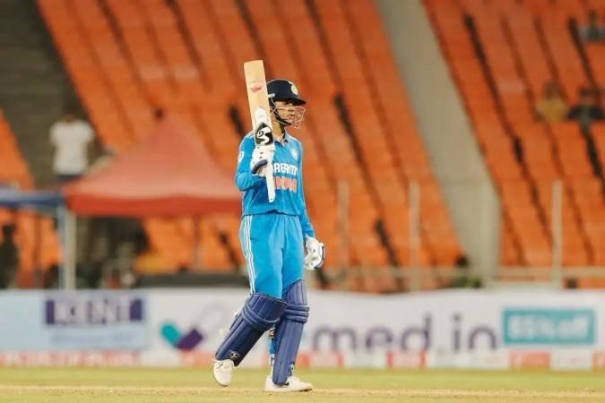 Smriti closes gap to third place, Harmanpreet back in top 10 of ICC Women's ODI Rankings Smriti closes gap to third place, Harmanpreet back in top 10 of ICC Women's ODI Rankings