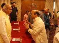 Farmers, BJP delegation submit memorandum to Jagadambika Pal