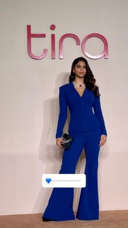 Suhana Khan aged-shamed for wearing a blue pant suit; Kareena Kapoor removes her heels, walks barefoot; fans call her make-up [Reactions]