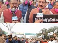 BJP protests alarming pollution levels in Delhi, slams AAP govt