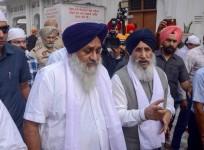 Amritsar: Shiromani Akali Dal chief Sukhbir Singh Badal offers prayers at the Golden Temple