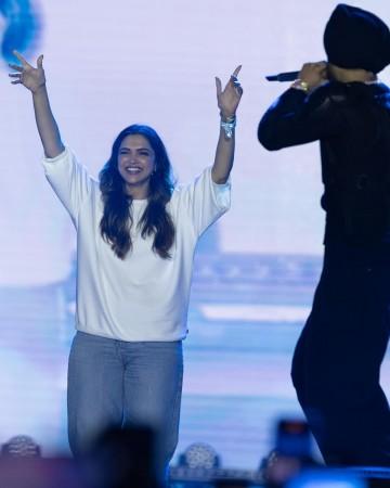 Deepika Padukone teaches Diljit Dosanjh Kannada during Bangalore concert; Ranveer Singh gushes over their collaboration Deepika Padukone teaches Diljit Dosanjh Kannada during Bangalore concert; Ranveer Singh gushes over their collaboration