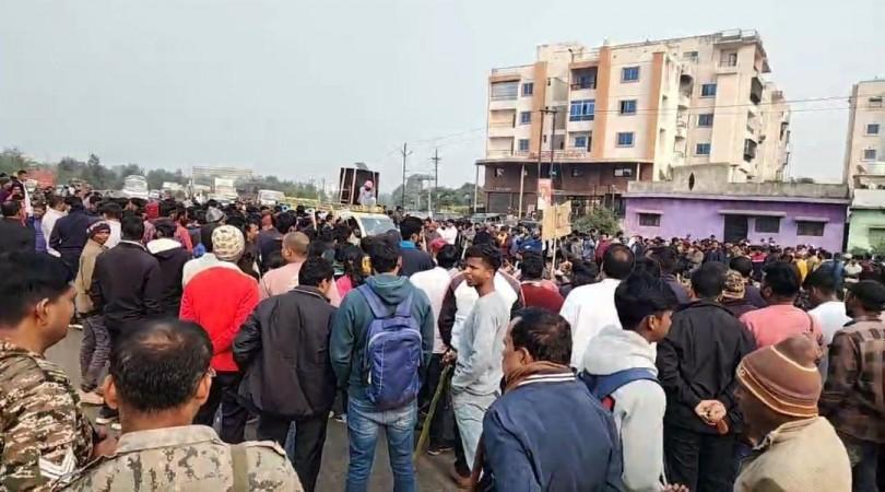 Students protest in Hazaribagh alleging irregularities in Jharkhand CGL exam results Students protest in Hazaribagh alleging irregularities in Jharkhand CGL exam results