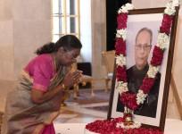 President of india pays floral tributes to shri pranab mukherjee on his birth anniversary