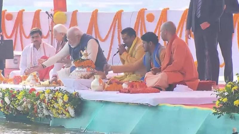 PM Modi in Prayagraj; meets saints, performs Puja at Sangam