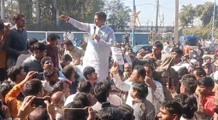 Farmers protest in Indore against substandard Chinese garlic imports Farmers protest in Indore against substandard Chinese garlic imports