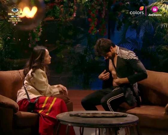 'Cringe, vulgar': Chum unbuttons Avinash Mishra's shirt, drools over his abs; latter kisses her hand, Karan gets jealous [BB 18 update]