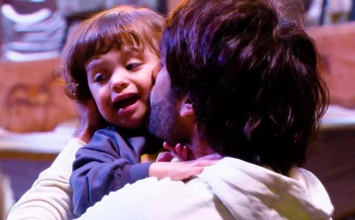 BB18 family week: Emotional Vivian Dsena cries meeting his biological daughter Layan, wife Nouran Aly slams Avinash for betraying Vivian BB18 family week: Emotional Vivian Dsena cries meeting his biological daughter Layan, wife Nouran Aly slams Avinash for betraying Vivian