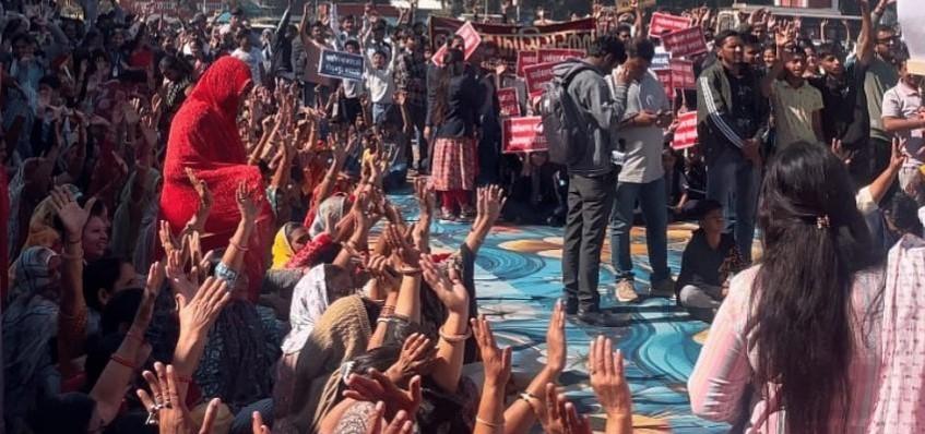 Massive protests were held in several locations in Pithampur industrial area in Dhar district Bhopal gas tragedy waste containers parked in Pithampur for 24 hrs, bandh called today