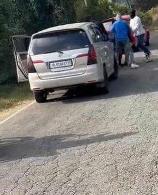 Kerala bizman attacked in Karnataka, robbed of car, cash Kerala bizman attacked in Karnataka, robbed of car, cash