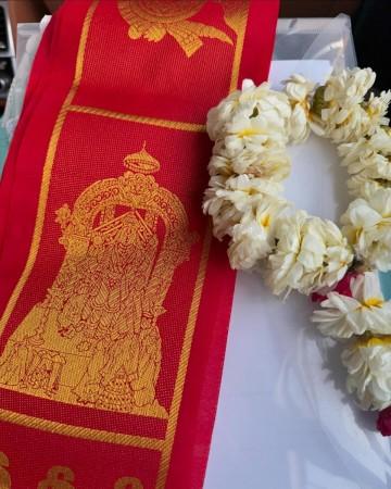 Priyanka Chopra covers her head with dupatta as she Prays at Chilkur Balaji Temple ahead of commencing shoot for SS Rajamouli's next Priyanka Chopra covers her head with dupatta as she Prays at Chilkur Balaji Temple ahead of commencing shoot for SS Rajamouli's next