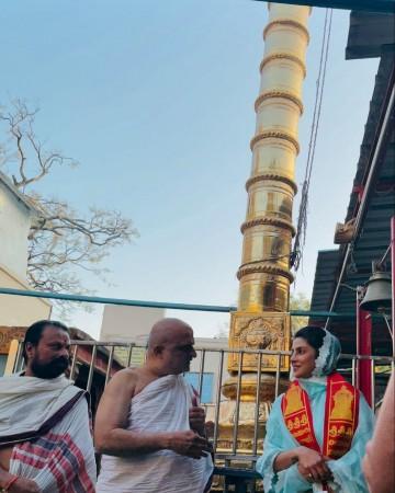 Priyanka Chopra covers her head with dupatta as she Prays at Chilkur Balaji Temple ahead of commencing shoot for SS Rajamouli's next Priyanka Chopra covers her head with dupatta as she Prays at Chilkur Balaji Temple ahead of commencing shoot for SS Rajamouli's next